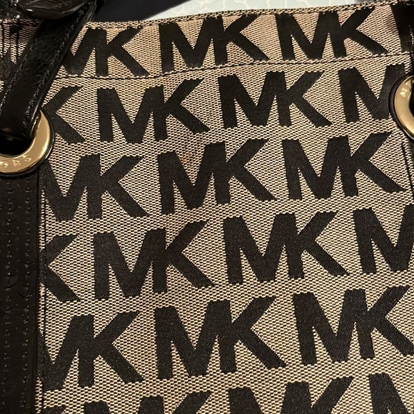 💎FLASH SALE💎  MICHAEL KORS monogram tote - Picture 9 of 9